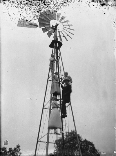 Vindmotor som drog upp vatten till gården Grägarp.
Pojken är troligen en bror till Zante och hette Henrik född 1906.

Dok.090311/SJ