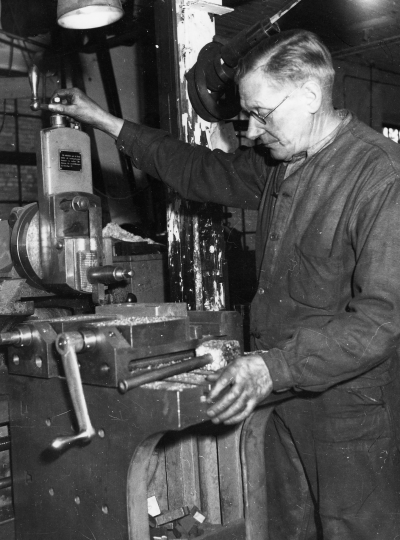 Valfrid Johansson hyvlare vid Beijers Motorfabrik. 