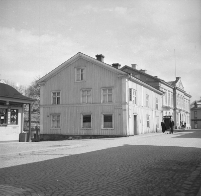 Huset i korsningen Kyrkogårdsgatan/Sevedegatan kallades Burseiska gården. Här låg, förutom bostäder, Grönkvists rak- och frisersalong samt Oscar Svanbergs sadelmakeri. (Bildid. 16550)