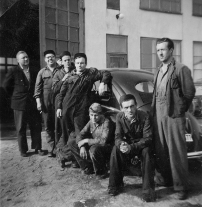 Firman Bilreparationer Västra Tullen 
Från vänster: Hugo Jaensson " Bullen " Vimmerby. ? Steiner Vimmerby. Bernt ? Vimmerby. ? . ? . ? . Olof Karevik Vimmerby. 