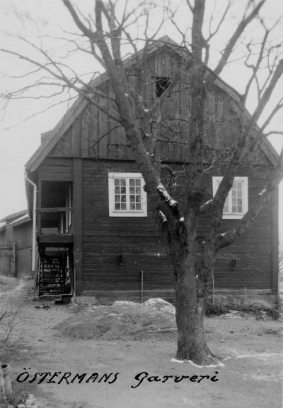 Östermans Garveri, uppfört omkring 1804 å  tomten Södra Kvarteret nummer 20.  Rörelsen drevs av:   Erik Fagerholm 1804-1826, hans änka Anna Brita 1826-1836,  Pehr Fagerholm1836- 1865, hans änka Anna Lovisa 1865-1869       Axel Fagerholm 1869-1876, Robert Hedström 1876- 1907, Ernst Österman 1907- omkr.1925.  Skänkt till Skansen och uppfört där 1933- 34. F.E. Norén.  