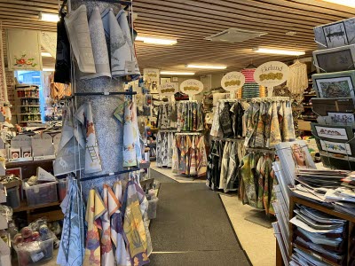 Bladhs eftr AB flyttade från Sevedegatan i Vimmerby till Oskarhamnsvägen i Tuna sommaren 2024. Innehavarna Dorothee Andersson och Evert Johansson tog över butiken 1992-93, då i lokalerna på andra sidan gatan. Flytt till lokalen man lämnade 2024 skedde 2002. 
Bilderna är tagna våren 2024 när viss nedplockning startat.