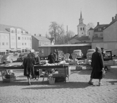 Torghandel 
Domus byggs vid torget

Dok.111019/KG
