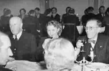 Från vänster  1. Karl Malmberg, fabrikör 2. Ernst Lundahl, före detta stadsfiskal. 3. Elsa Lundahl fru till stadsfiskal. 4. Einar Brantemo, folkskollärare och rektor för Yrkesskolan. 