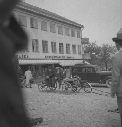 På vagnen Fr.v
1. August Lindgren
2. Valfrid  Lindgren (bröder)