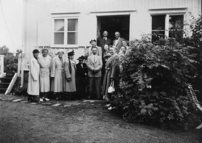 Kafferep i slutet av juli i Vimmerby.   Elin Gröndahl, Ester Karlberg, Tekla Karlsson - Samuelsson, Anna Johansson, Gertrud Fröberg, Erik Wahlberg, Ingeborg Karlberg, Ingrid Forssell,Märta Karlberg, Berta Söderling - Wihlborg, Sigrid Wahlberg, Olga Wahlberg, Martin Samuelsson och  Olle Linell.        T.E.