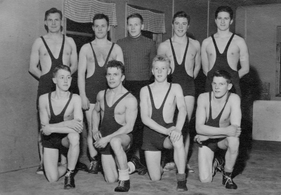 Allan Gustafssons egen dokumentation: " Vimmerby Fyrstadslag Högsby 1952. "Svasse" Svensson, Arnold Viktberg, "Botte" Jonsson, Allan Gustafsson, Åke Båving, sittande Jean Berggren, Tage Hallberg, Bo Strömgren, Lennart Jonsson." Brottare
