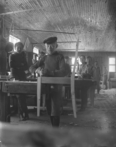 Industrier o personal Ståhls möbelfabrik, sedan Polyform        
Ståhls möbelfabrik  Från vänster  Gustav Strömdahl, Birger Evander, Träskulptör  Harry Karlsson, Snickare  Willy Karlsson, Snickare Carl Kihlström, Snickare Knut Lindberg, Snickare  Josef Karlsson Hultsfred "Bas-Karlsson"   Karl Svensson ( Valla ).                             