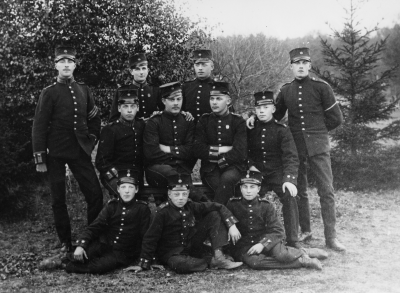 Från vänster  1. Korpral Ekström,  2. Gustafsson,  
3. Fritiof Lindell fanjunkare,  4. Axel Johansson, 
6. Oscar Hultberg korpral ( nu i Hultsfred ),  7. Erik Bonell,  8. Abraham Eklund,  9. Axel Vendell,
10. Edvin Ovedal,  11. Eriksson,  musikanställda vid Kalmar regemente Eksjö.