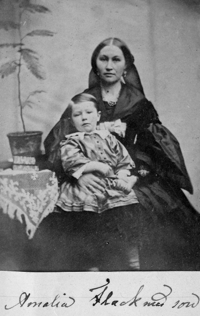 Amalia Flack ? med son.