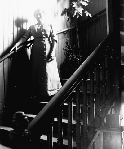 Dam i en trappa. Ingeborg Forsell dotter till Beda Forsell.