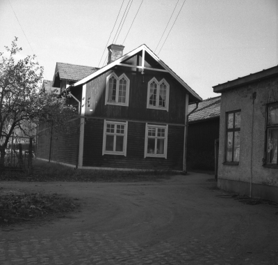 Sevedegatan 

Gården Sevedegatan 25 i den mörka byggnaden tapetserarverkstad Lagerström. T.E

Dok.110513/KG
