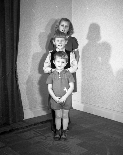 Tore Lundgren´s barn Gun, Jan, Bo (uppgift PRO´s bildcirkel)

Dok.110127/KG