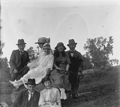 Flickan i vitt Irene Jonsson gift Pettersson,
flickan i skolmössa Mia Hansson