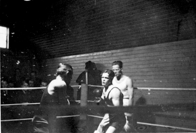 Roland Molin, Linköping, vilken en period i mitten av 1940-talet boxades för Vimmerby Boxningsklubb och Smålandslaget. Här vid tävlingar i Skyttehagen.