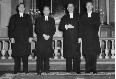 Från vänster  1 Herbert [---] Kyrkoadjunkt 2 Carl Einar Sperens Komminister 3. Anders Andre´  Kyrkoherde 4. Eskil Fall Komminister nu kyrkoherde i Ingatorp        T.E.