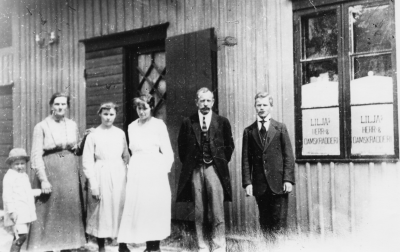 Från vänster  1 Nisse Jonsson  2 Anna Lilja  3 Pettersson ( Grönhill)  4 Torborg ( Tosa) Lilja    5 Nils o. Lilja, Skräddaremästare  6 Broms, skräddare.     