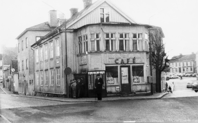Nordgrenska gården strax före rivningen 1969. Verner Sandström utanför sitt cafe. 