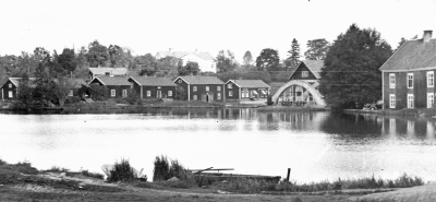 Gamla bebyggelsen i Storebro Smedstugorna Kvarnen och bron. Herrgården i bakgrunden 1930-talet        T.E.