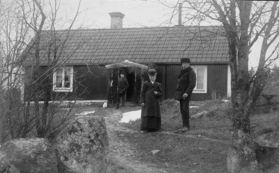 Fru Emma Andersson Nykvarn
" En glad o trevlig Påsk önskas Eder alla från vännerna på Eriksberg " 

jag skall snart ringa
