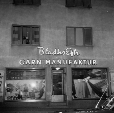 Bladhs Eftr Garn och Manufaktur affär
Bladhs startades 1901 av Ina Bladh

Dok.100601/KG

I charkuterist Petterssons hus Sevedegatan.
T.E