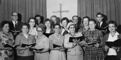 Kyrkokören. 1. Ragnar Juneskog skohandlare, 
2. Karin Lilja, 3. Per-Inge Pettersson, 4. Erin Karlsson, 5. Gustaf Larsson,  7. Willy Karlsson, 8. Karin Svanberg, 9. Hjördis Samuelsson, 10. Arne Bloms skohandlare,  11?  12. Henny Bergvall, 13. Fru Maj Engstrand ( gift med kyrkoherden ), 14. Svea Lundberg, 15. Iris Larsson, 16. Ann-Mari Pettersson, 17. Ingrid Nilsson skohandelsbiträde,      