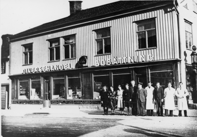 Henry Törnqvist affär vid Sevedegatan Fr.v. 1, 2, 3, 4 Britt Larsson, 5 Anders Ekberg, glasmästare, 6 Henry Törnqvist, Chef, 7 Åke Öst, 8, 9 Per Törnqvist, biträde sedan lärare, 10 Torsten Johansson (biträde) ("Klippe i sten"). T.E