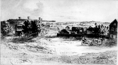 Wimmerby vid torget 1789
Kopia. Originalet till detta fotografi utgöres av en i enskild ägo befintlig målning av J.C. Linnerhjelm, som har inskriften "  Wimmerby vid torget 1789 " Parti mot norra tullen, taget från torget. Huset till vänster med burspråk och torvtak är borgmästare Svalanders. Mitt emot med fönsterluckor häradets tingshus.
Tillhör Rådman F.E. Norén, Vimmerby