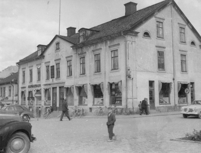 S.k. Ahlströmska huset i förgrunden byggt 1838, revs 1956.  T.E