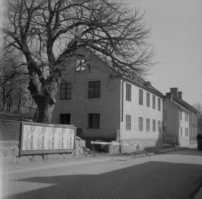 Storgatan 45, 47, 49 

1950 talet Hugo Jonssons gård i förgrunden i mitten Fotograf Ragnhedens hus längst till höger Skomakar Ottos hus sedan Karl Franssons.   T.E.

Dok.110331/KG

