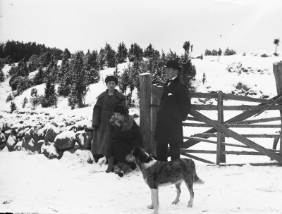 Knut Lindberg, Iris Lindberg f. Flender, okänd.   U.F.