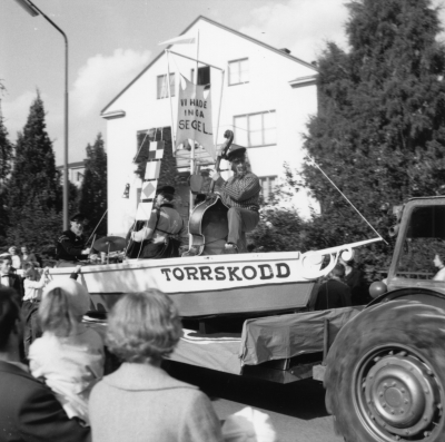 Barnens dag firande 
" Båten Torrskodd "

Dok.100604/KG