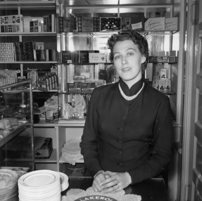 " Vi kring torget "
Konditori och chokladförsäljare
Konsum
Anne Marie Ohlsson

Dok.100603/KG