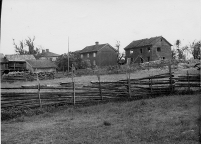 Hamra by 1945 Från vänster husen Nr 1 Gustav Nilsson Nr 2 Ludvig Andersson Nr 3 Gösta Karlsson       