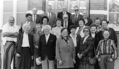 Skolträff med elever födda 1930 eller däromkring. Fotot taget vid gamla samskolan, Vimmerby gymnasium / Kulturskola