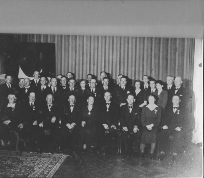Stående från vänster 1. Hans Jakobsson, Disponent  2. Knut Flink  3. Gustav Ryding  4. Yngve Dalman  5. Erik Andersson  7. Otto Söderberg, Utkörare   11. Karl Holmberg  12. Westrin, Hultsfred   14. Axel Nilsson, Utkörare  15.  Andersson, Dir. Linköping  16. Harry Svedberg, Åseda  17. Oscar Leander, Gummireperatör  18. Bengt Carlsson,  Kontorist  19. Lindvall, Hultsfred  20. Nils Svedbeck, Åseda  21. Olle Karlsson  22. Birgit Karlsson  23. Ivan Westrin, Hultsfred  24. Gunnar Persson, Utkörare   26. Alm, Hultsfred  27. Ernst Karlsson, Smed  28. Karlsson, Tappare  29. Jenny Vennerkvist, Frk . 30. Erhard Karlsson, Bryggeriarb. död 1974,  31. Arvid Karlsson  32. Anna Svensson 33. Knut Sjökvist, Bryggeriarb.       