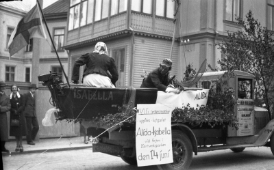Firande av Barnens dag
Norrtullsgatan, huset med glasveranda inrymde Carl Johanssons klädbutik på hörnet mot torget.