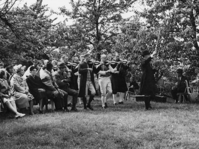 Spelmansstämma i Gullringen. Taget i Örsåsa. Från vänster. 1. Bruno Tjärvar Loftahammar, Agronom,  2. Tage Johansson Huskvarna, Förman,  3. Henry Halén Vimmerby, sekrreterare i spelmansförbundet Tillförordnad Rektor,        4. ?  5. Erling Rydell Bodafors, vice ordförande. i spelmansförbundet Tryckare,  6. Sven Carlström Ankarsrum, Tjänsteman,  7. Bengt Carlsson Norrköping, ordförande i Östergötlands spelmansförbund,  8. Gösta Klemming Sävsjö, ordförande i Smålands spelmansförbund Direktör.       