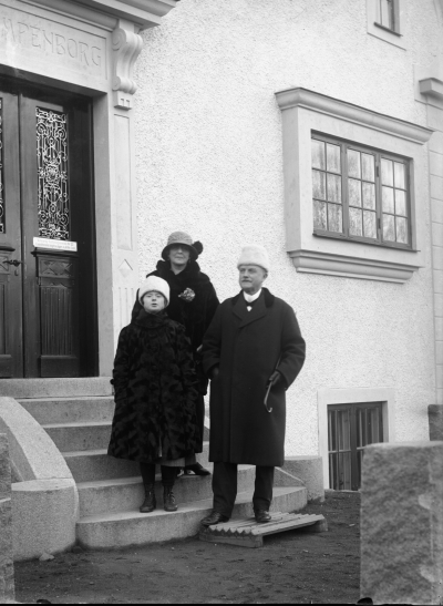 Familjen Molini utanför Villa Kampenborg, Kungsgatan.
Major Molini var sk. Rullföringschef för landstormen, föregångare till hemvärnet.
Kontoret låg i villan.
Se mer info om huset vklba 5423

Dok.070817/RS