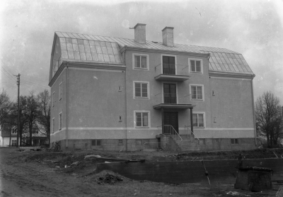 
Baksidan av Alvgards Järnvägsallén 4


Dok.070711/RS