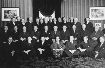 Vimmerby Hantverkförening.  1 Nils Carlsson Bankdirektör, Gissemåla  2 Ture Grönkvist Frisör  3 Tage Johansson Rörmokare   4 Erik Kask Lastbilsåkare  5 Sigurd Gustavsson Byggmästare  6?  7?  8 Thure Hammargren Urmakare  9 Woster Mejerist  10 Valter Wideen Rörmokare  11 ?  12 Jönsson Sadelmakare  13? 14 Axel Ståhl Fabrikör  15 Einar Karlsson Skomakare  16 Fritiof Cederfelt Bagare  17 Oscar Svanberg Sadelmakare  18 Petrus Berg Tokakshandlare 19 Axel Almér Rådman Vimmerby       20 Ragnar Odevall Borgmästare  21 Boman? Trädgårdsmästare  22 Nilsson Smidesmästare   23 Ludvig Pålsson Guldsmed Brandchef              24 Claes Ekberg Skräddare  25 Oskar Wenström Kopparslagare  26 A.E. Lindblad Smidesmästare  27 Karl Johansson Cementgjutare  28 Nils Boman Trädgårdsmästare  29 Karl Malmberg Fabrikör     30 Ivar Sandberg Järnarbetare, Byggnadsritare    31 Axel Dunge Disponent, Åbro Bryggeri                32 Fritz Hallberg Snickare.      