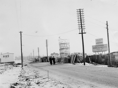 Capellahusen bygges, start 1947. Till vänster i bild Mästersöm, Konfektionsfabrik som startades av Gunnar Sandström efter kriget. omkring 1945.
Huset  mitt i bild, tillvänster om byggnadsställning, Abyholm med två skorstenar. Bakom den vi i dag kallar för "Gula kiosken".
Mellan Mästersöm och Abyholm skönjes Vischholm. Hustak strax höger om byggställning Kreügers hus.