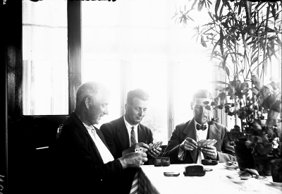 Hällebacka handelsträdgård

Många av bilderna i mappen Hällebacka kan lika gärna vara tagna kring Lidhem Locknevi.Trädgårdsmästare Johan Edvard Johansson flyttade till Hällebacka 1928 och byggde antagligen upp huset och handelsträdgården för Hällebacka omnämns inte i församlingsboken innan de flyttar dit. Johansson var trädgårdsmästare på Lidhem innan de flyttade till Vimmerby, därför är många bilder tagna där. Johan Edvard var gift med Alma Persdotter och det är deras fyra barn som förekommer på många bilder i den här mappen, Alma, Elsa, Nils och Erik Johansson. 

