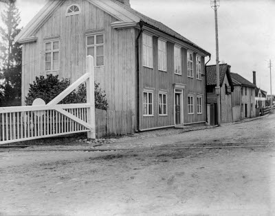 Västra Tullen, "pottaskestugan", Signe Andersson bodde här, skötte bommarna "Rosa-Munda". Barnen Anders "Nue" Andersson Gun gift Karlsson. Signe Andersson talade om att när första världskriget bröt ut 1914, fick man extra tilldelning av julgransljus, villkoret var att man hade 4 barn, Signe hade 3 och var gravid, trots detta fick hon inga ljus till granen.