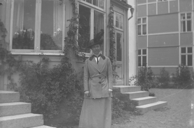 Dam i fjäderhatt 1910-talet.

Fröken G Tisell ( ? ) Drottninggatan 