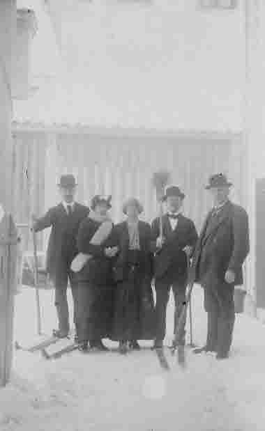 Från vänster  Sven Ringberg, järnhandlare, 2 Karin Andersson i Tobaksaffären 3) Lotta Hallberg 4) "Nisse på Låda" ( Nils Karlsson ? ).  5) Ludvig Palmér.    