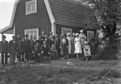Barnhemmet, Krön  (Pålsson)
"Meddelande
På förekommen anledning får jag härmed bedja de lantbrukare, som på hösten 1927 skänkte en del timmerstockar för uppförande av barnhemsbyggnaden i Vennebjörke, vända sig till mig före den 15 april för utfående av den ersättning, vartill de kunna anse sig vara berättigade. Då jag ej vet om barnhemmets verksamhet kommer att fortsätta efter detta års utgång, vill jag hava klarhet i denna sak. Vimmerby den 21 mars 1940. Mimmi Ingeström"
Vimmerby Tidning 20/3 1940



Dok.080221/RS