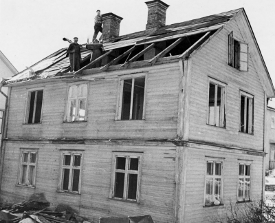 Drottninggatan mot järnvägen. Badare (?)  Johanssons hus rives. .