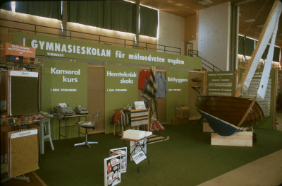 Vimmerby gymnasium gör reklam för sina program

090409/KG