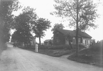 Fastigheten Fridhem på Hultsfredvägen 10. Huset byggdes av repslagare Lars Magnus Bauman 1868. Huset revs kring mitten av 1970-talet och ersattes med det nuvarande huset 1980. I bakgrunden syns fastigheten Lindsberg på Hultsfredvägen 14 som ligger mitt emot nuvarande Engströms bilaffär (2025). LM Bauman var farfar till regissören Schamyl Bauman